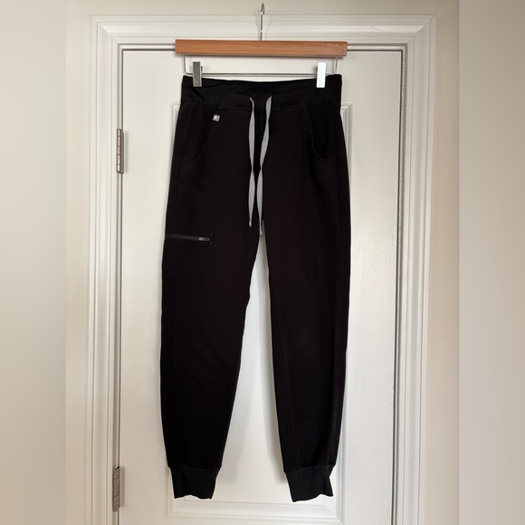 13 pairs of black Figs brand scrub pants (variety of styles) - Picture 6 of 12